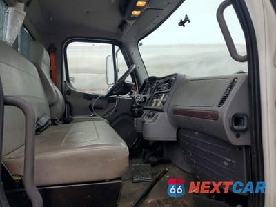Piąte zdjęcie samochodu w środku: 2014 FREIGHTLINER BUSINESS CLASS M2 FLATBED TRUCK VIN:1FVACWDU8EHFV6326 - miniatura