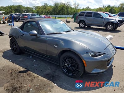 Czwarte zdjęcie samochodu z boku: 2025 MAZDA MX-5 MIATA GRAND TOURING VIN:JM1NDAD75S0659007 - miniatura