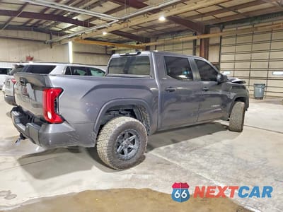 Trzecie zdjęcie samochodu z tyłu: 2025 TOYOTA TUNDRA SR5 VIN:5TFLA5DB8SX261664 - miniatura