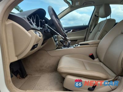 Zdjęcie 7 z 12 samochodu: 2012 MERCEDES-BENZ C 250 VIN:WDDGF4HBXCA602855 - miniatura
