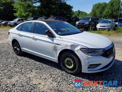Czwarte zdjęcie samochodu z boku: 2019 VOLKSWAGEN JETTA S VIN:3VWCB7BU7KM247013 - miniatura