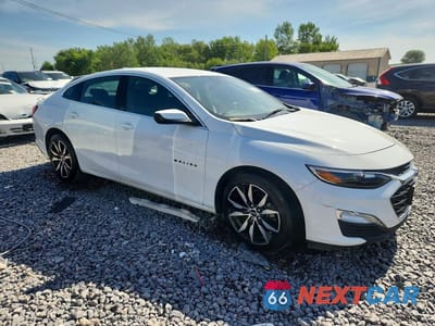 Czwarte zdjęcie samochodu z boku: 2023 CHEVROLET MALIBU RS VIN:1G1ZG5ST9PF175077 - miniatura