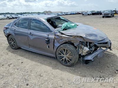 Czwarte zdjęcie samochodu z boku: 2022 TOYOTA CAMRY SE VIN:4T1T11AK5NU617406 - miniatura