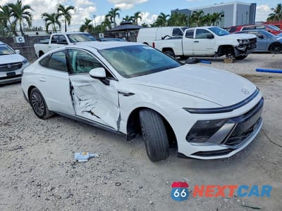 Czwarte zdjęcie samochodu z boku: 2025 HYUNDAI SONATA HYBRID SEL VIN:KMHL34JJ3SA110231 - miniatura