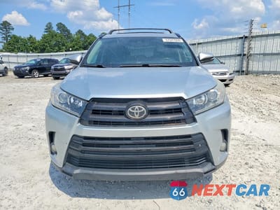 Piąte zdjęcie samochodu w środku: 2017 TOYOTA HIGHLANDER SE VIN:5TDKZRFH4HS517701 - miniatura