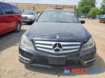 Piąte zdjęcie samochodu w środku: 2012 MERCEDES-BENZ C 250 VIN:WDDGF4HBXCA622829 - miniatura