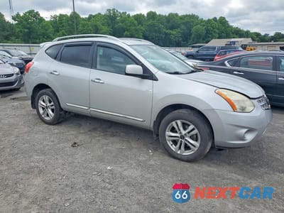 Czwarte zdjęcie samochodu z boku: 2012 NISSAN ROGUE S VIN:JN8AS5MV3CW711375 - miniatura