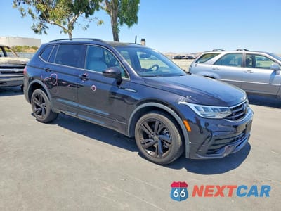 Czwarte zdjęcie samochodu z boku: 2023 VOLKSWAGEN TIGUAN SE R-LINE BLACK VIN:3VVCB7AX6PM034142 - miniatura
