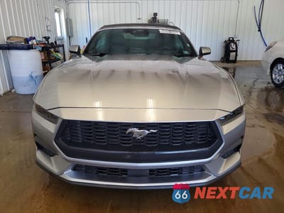 Piąte zdjęcie samochodu w środku: 2026 FORD MUSTANG VIN:1FAGP8UH9T5108901 - miniatura