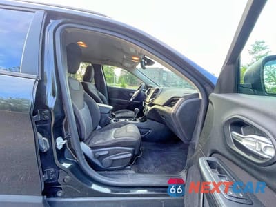 Piąte zdjęcie samochodu w środku: 2016 JEEP CHEROKEE SPORT VIN:1C4PJMAS2GW220671 - miniatura