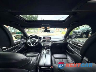 Zdjęcie 9 z 12 samochodu: 2018 BMW 750 XI VIN:WBA7F2C55JB238705 - miniatura