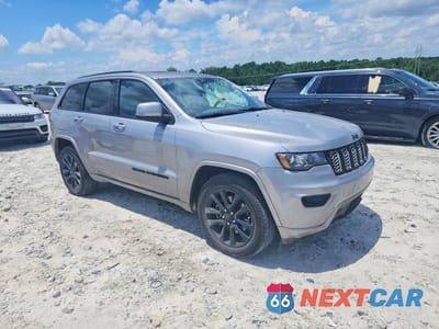 Czwarte zdjęcie samochodu z boku: 2021 JEEP GRAND CHEROKEE LAREDO VIN:1C4RJEAG2MC597993 - miniatura