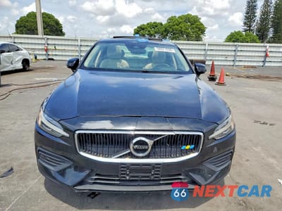 Piąte zdjęcie samochodu w środku: 2020 VOLVO S60 VIN:7JRA22TKXLG072053 - miniatura