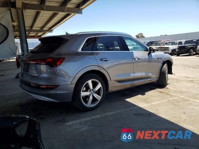 Trzecie zdjęcie samochodu z tyłu: 2019 AUDI E-TRON PREMIUM PLUS VIN:WA1LAAGE4KB005916 - miniatura