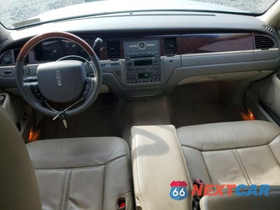 Zdjęcie 8 z 12 samochodu: 2011 LINCOLN TOWN CAR SIGNATURE LIMITED VIN:2LNBL8CV0BX756904 - miniatura