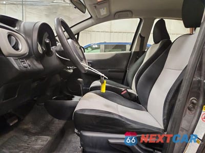Zdjęcie 7 z 12 samochodu: 2012 TOYOTA YARIS 5-DOOR LE VIN:JTDKTUD36CD531146 - miniatura