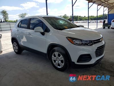 Czwarte zdjęcie samochodu z boku: 2017 CHEVROLET TRAX LS VIN:3GNCJKSBXHL234334 - miniatura