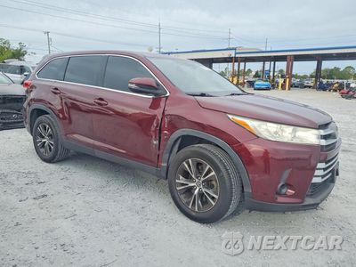 Czwarte zdjęcie samochodu z boku: 2019 TOYOTA HIGHLANDER LE VIN:5TDZARFH8KS042082 - miniatura