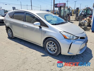 Czwarte zdjęcie samochodu z boku: 2015 TOYOTA PRIUS V THREE VIN:JTDZN3EUXFJ020801 - miniatura
