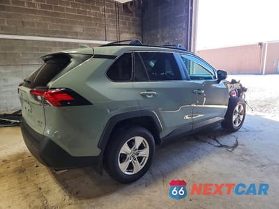 Trzecie zdjęcie samochodu z tyłu: 2021 TOYOTA RAV4 XLE VIN:2T3P1RFV6MW226905 - miniatura