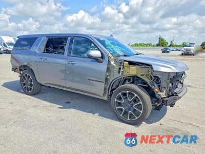 Czwarte zdjęcie samochodu z boku: 2022 CHEVROLET SUBURBAN C1500 RST VIN:1GNSCEKD0NR204806 - miniatura