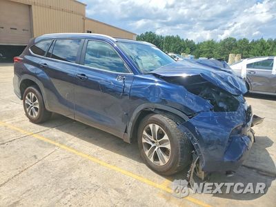 Czwarte zdjęcie samochodu z boku: 2023 TOYOTA HIGHLANDER XLE VIN:5TDKDRAH8PS014788 - miniatura