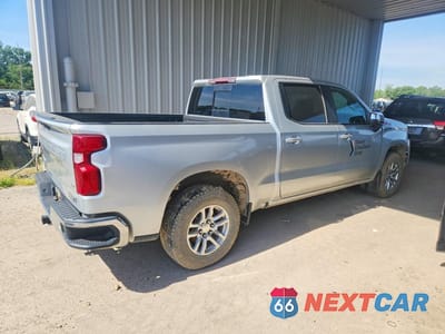 Trzecie zdjęcie samochodu z tyłu: 2021 CHEVROLET SILVERADO K1500 LT VIN:1GCUYDED7MZ195593 - miniatura