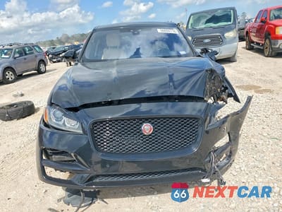 Piąte zdjęcie samochodu w środku: 2019 JAGUAR F-PACE PREMIUM VIN:SADCJ2FX7KA610943 - miniatura