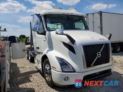 2026 VOLVO VNR 4V4WC9DH8TN713536 - główne zdjęcie licytacji z USA - miniatura