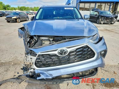 Piąte zdjęcie samochodu w środku: 2022 TOYOTA HIGHLANDER XLE VIN:5TDHZRBH6NS203897 - miniatura