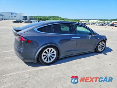 Trzecie zdjęcie samochodu z tyłu: 2018 TESLA MODEL X VIN:5YJXCAE20JF112872 - miniatura