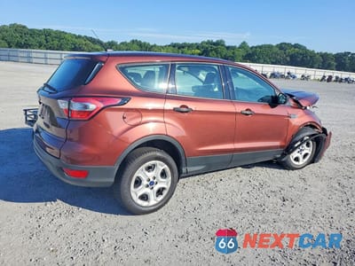 Trzecie zdjęcie samochodu z tyłu: 2018 FORD ESCAPE S VIN:1FMCU0F79JUB20049 - miniatura