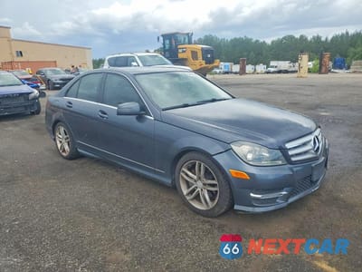 Czwarte zdjęcie samochodu z boku: 2013 MERCEDES-BENZ C 250 VIN:WDDGF4HB9DR278543 - miniatura