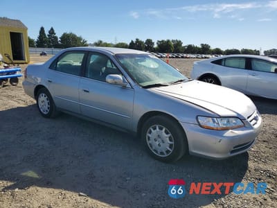 Czwarte zdjęcie samochodu z boku: 2002 HONDA ACCORD LX VIN:1HGCG66502A143320 - miniatura
