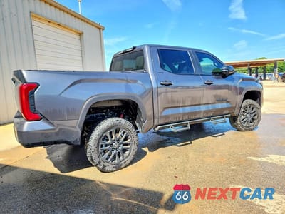 Trzecie zdjęcie samochodu z tyłu: 2025 TOYOTA TUNDRA LIMITED VIN:5TFWA5DB8SX320113 - miniatura