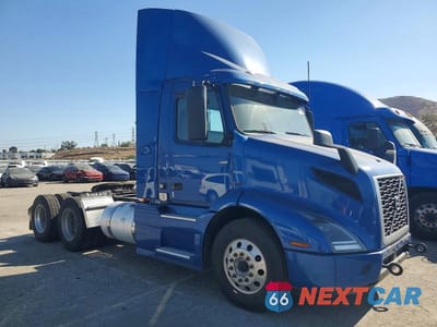 2022 VOLVO VNR SEMI TRUCK 4V4WC9EH2NN604328 - główne zdjęcie licytacji z USA - miniatura
