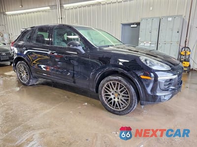 Czwarte zdjęcie samochodu z boku: 2017 PORSCHE CAYENNE VIN:WP1AA2A22HKA86648 - miniatura