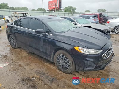 Czwarte zdjęcie samochodu z boku: 2019 FORD FUSION S VIN:3FA6P0G77KR198724 - miniatura