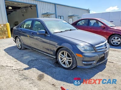 Czwarte zdjęcie samochodu z boku: 2013 MERCEDES-BENZ C 300 4MATIC VIN:WDDGF8AB4DR296109 - miniatura