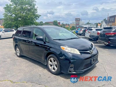 Czwarte zdjęcie samochodu z boku: 2018 TOYOTA SIENNA LE VIN:5TDKZ3DC7JS903233 - miniatura