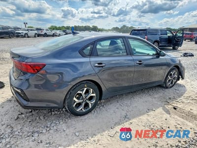 Trzecie zdjęcie samochodu z tyłu: 2021 KIA FORTE LXS VIN:3KPF24AD7ME412801 - miniatura