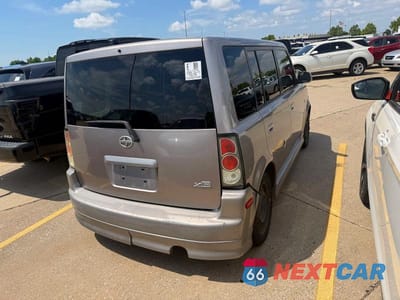 Czwarte zdjęcie samochodu z boku: 2004 TOYOTA SCION XB VIN:JTLKT334640161379 - miniatura