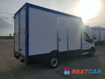 Trzecie zdjęcie samochodu z tyłu: 2023 FORD TRANSIT DELIVERY TRUCK VIN:1FDBW5ZG2PKA11015 - miniatura