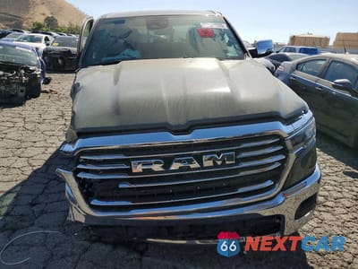 Piąte zdjęcie samochodu w środku: 2026 RAM 1500 LARAMIE VIN:1C6SRFJP5TN281949 - miniatura