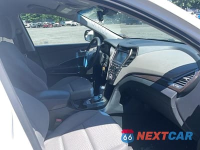 Piąte zdjęcie samochodu w środku: 2018 HYUNDAI SANTA FE SE VIN:KM8SMDHF9JU267995 - miniatura
