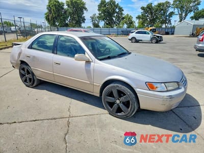 Czwarte zdjęcie samochodu z boku: 1997 TOYOTA CAMRY LE VIN:4T1BG22K8VU750644 - miniatura