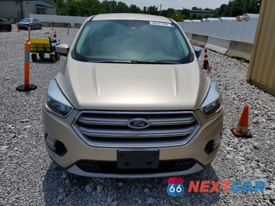 Piąte zdjęcie samochodu w środku: 2017 FORD ESCAPE SE VIN:1FMCU9GD0HUC85782 - miniatura
