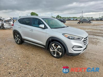 Czwarte zdjęcie samochodu z boku: 2017 HYUNDAI TUCSON SPORT VIN:KM8J33A2XHU521174 - miniatura
