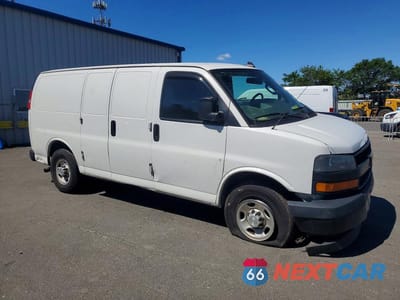 Czwarte zdjęcie samochodu z boku: 2018 CHEVROLET EXPRESS 2500 CARGO DELIVERY VAN VIN:1GCWGAFP4J1344555 - miniatura