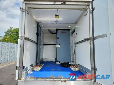 Zdjęcie 10 z 13 samochodu: 2023 FORD E350 REFRIGERATED BOX TRUCK VIN:1FDWE3FK3PDD14715 - miniatura